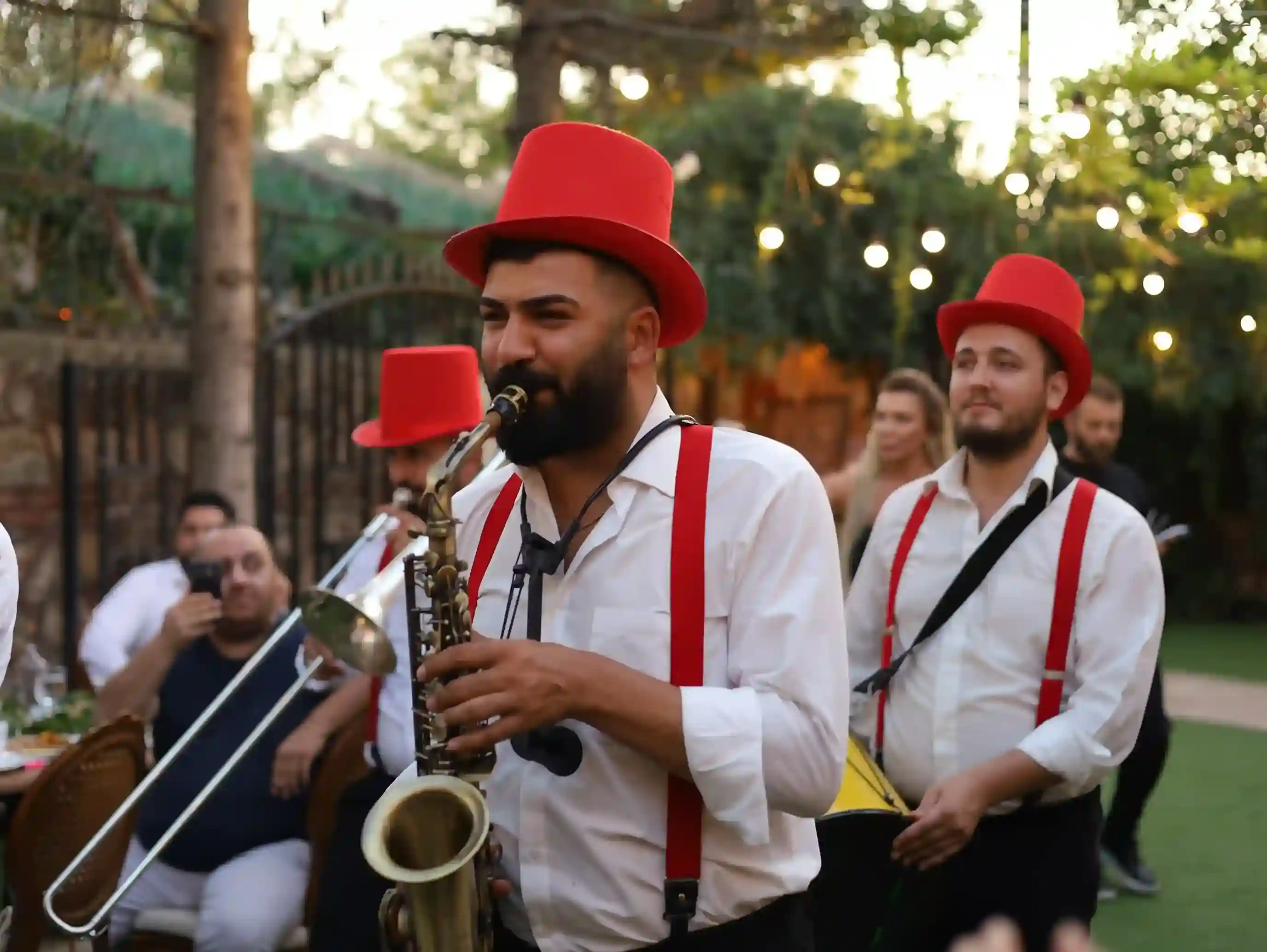 Etkileyici ışıklandırma ile düğün